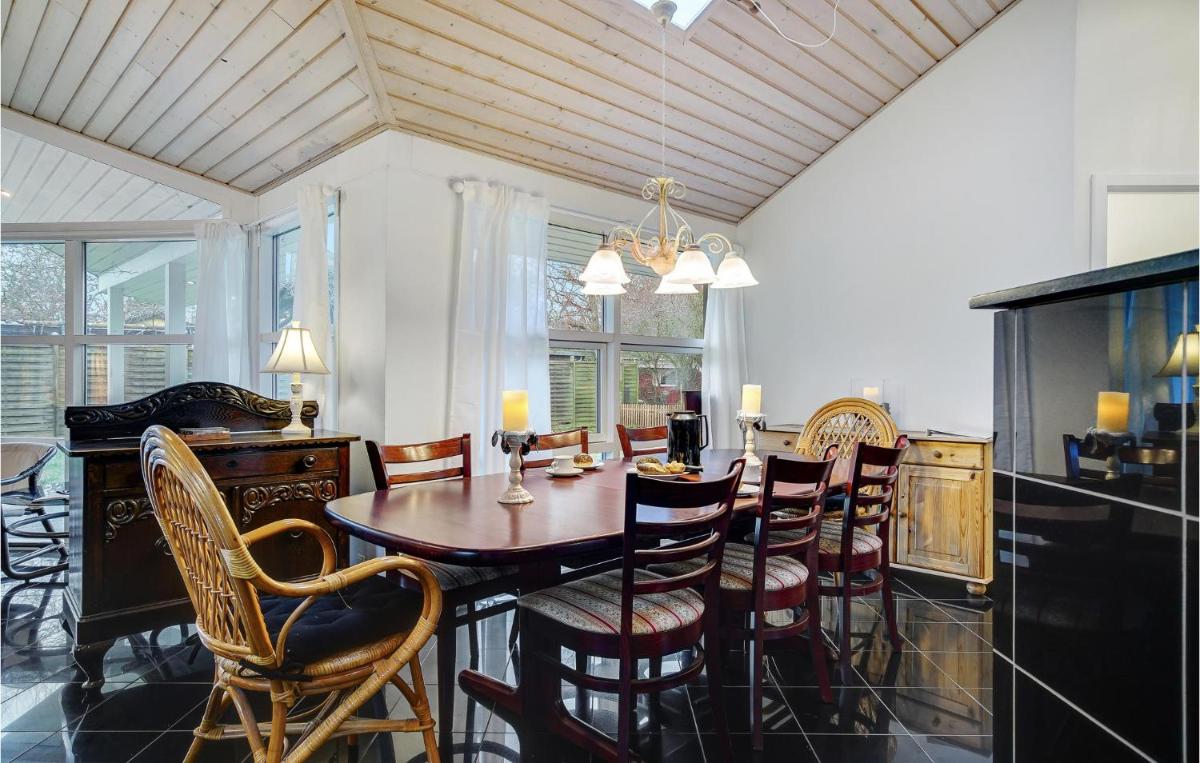 Cozy Home In Slagelse With Kitchen - Housity