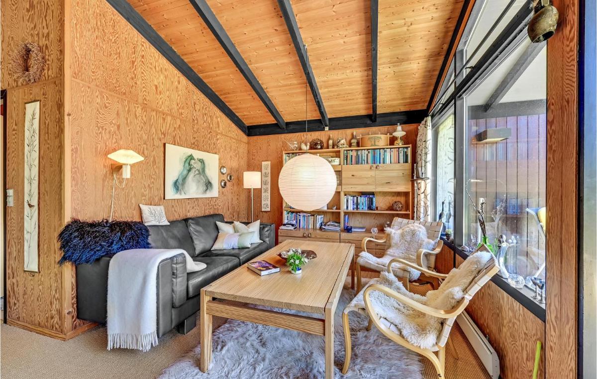 2 Bedroom Stunning Home In Højby - Housity