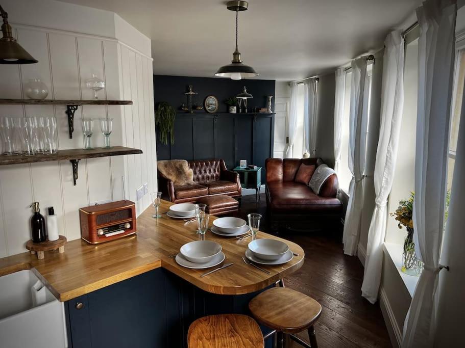 Period apartment, great views, in heart of town. - Housity