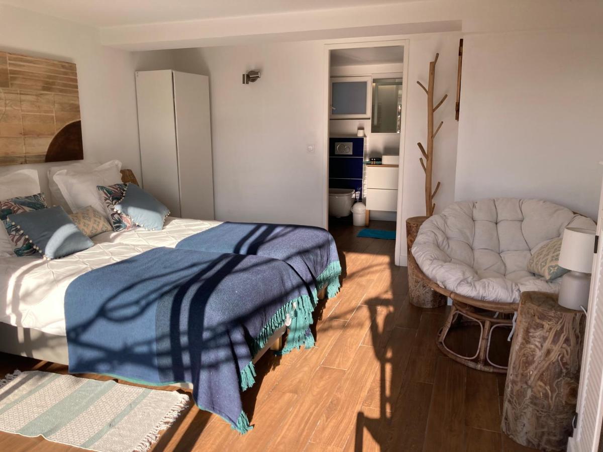 Bed,Kitchen and Swimming Pool Villa Esterel - Housity