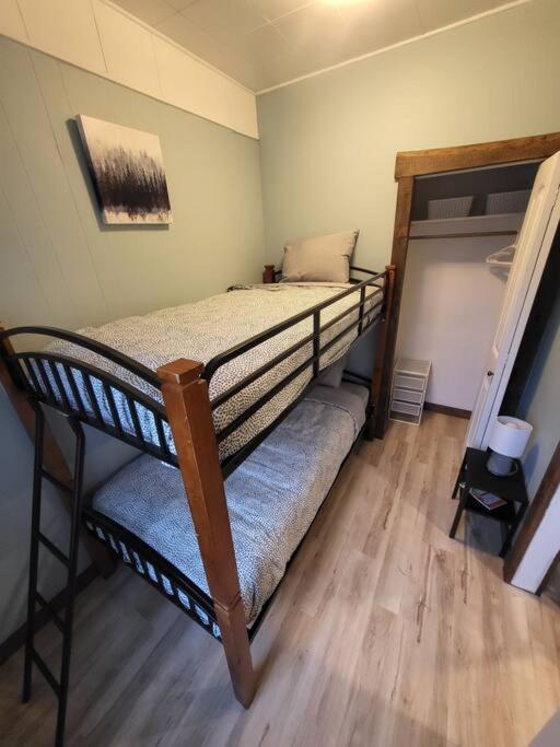 Cozy 2 Bedroom Vacation Home! - Housity