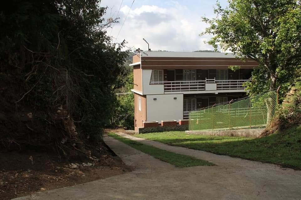 Jungle Retreat 5 bedroom apartment - Housity