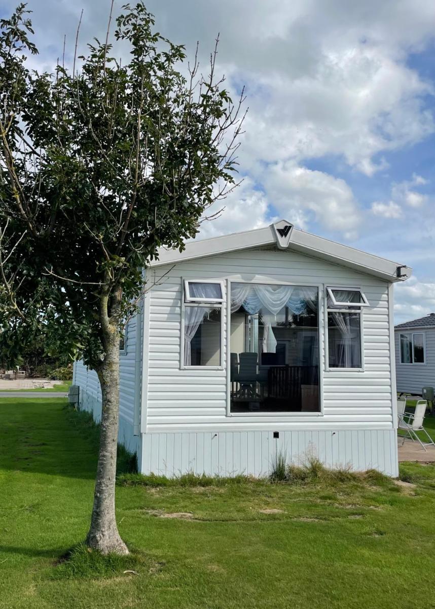 Flosh Caravan, Manor House Park - Housity