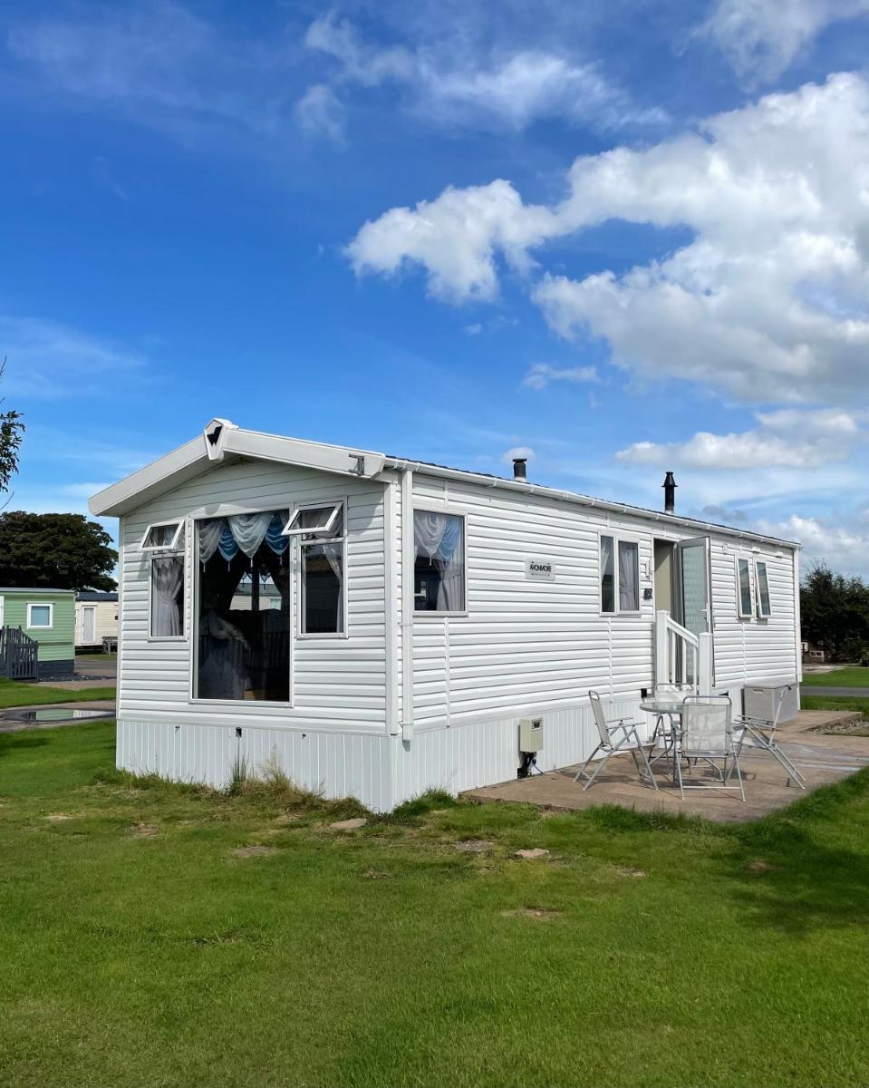 Flosh Caravan, Manor House Park - Housity