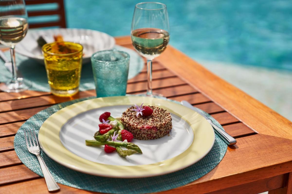 Comida en o cerca de este hotel