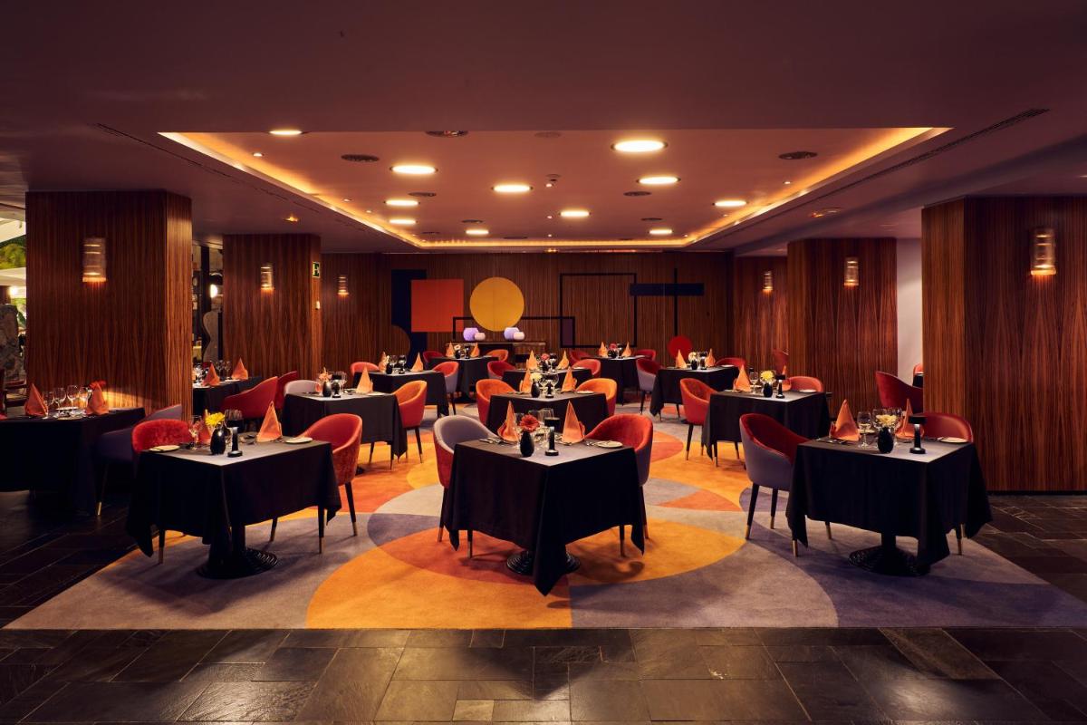 Un restaurante o sitio para comer en Seaside Palm Beach