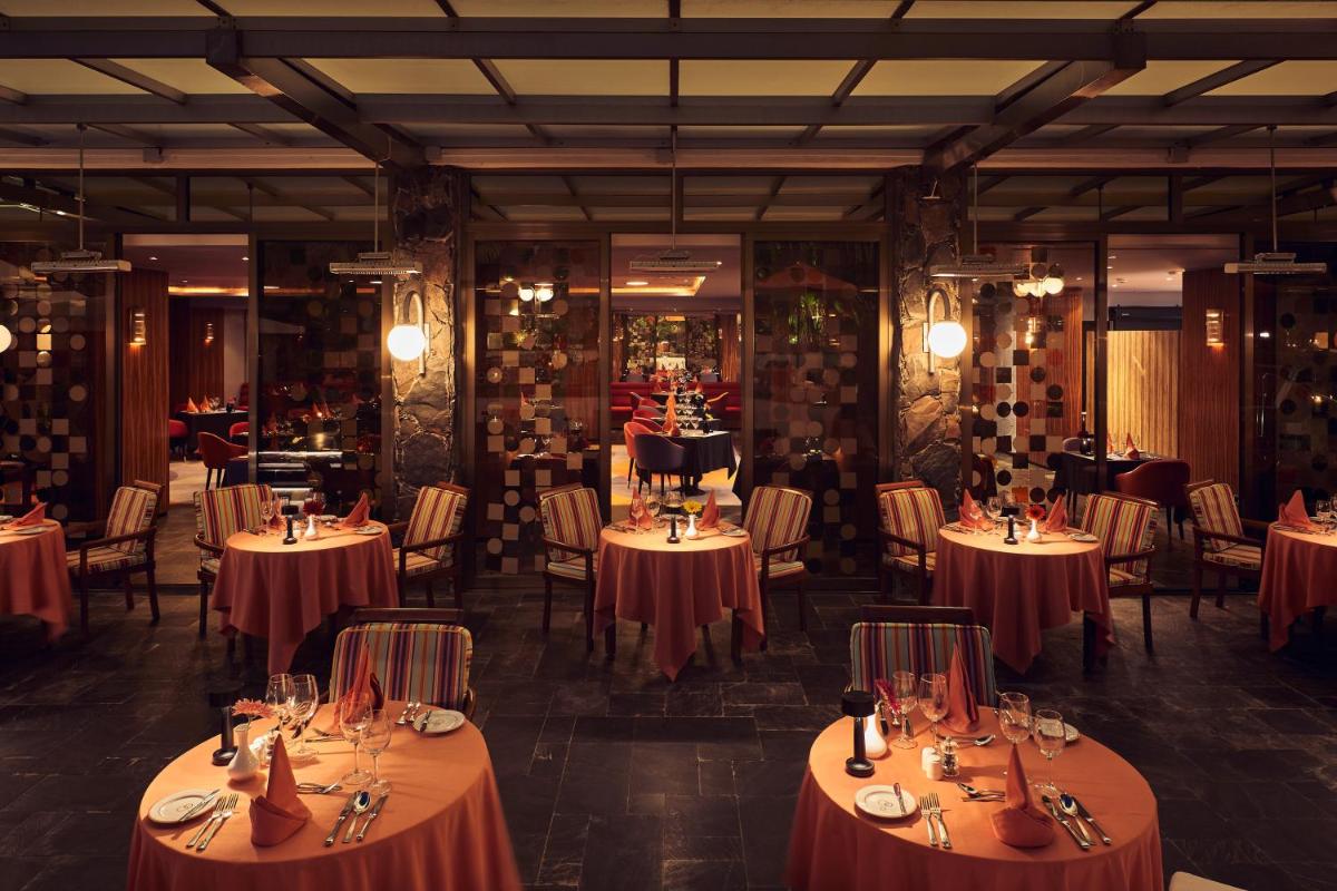 Un restaurante o sitio para comer en Seaside Palm Beach