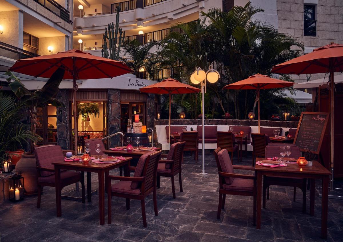 Un restaurante o sitio para comer en Seaside Palm Beach