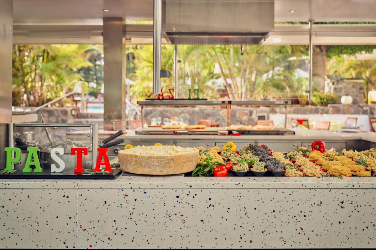 Comida en o cerca de este hotel