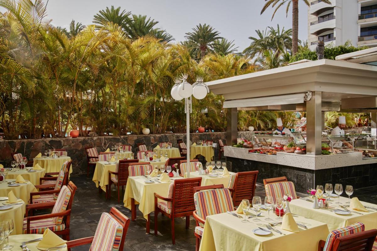 Un restaurante o sitio para comer en Seaside Palm Beach