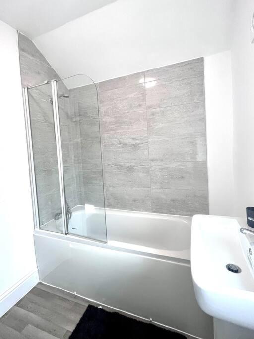 4 bedroom, roomy house close to newcastle - Housity