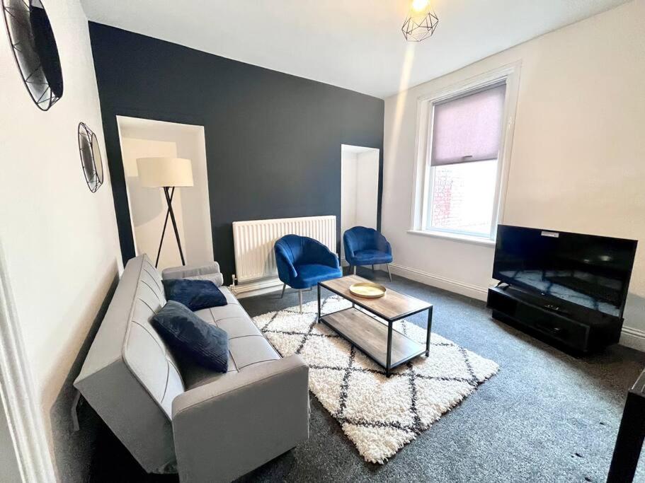 4 bedroom, roomy house close to newcastle - Housity