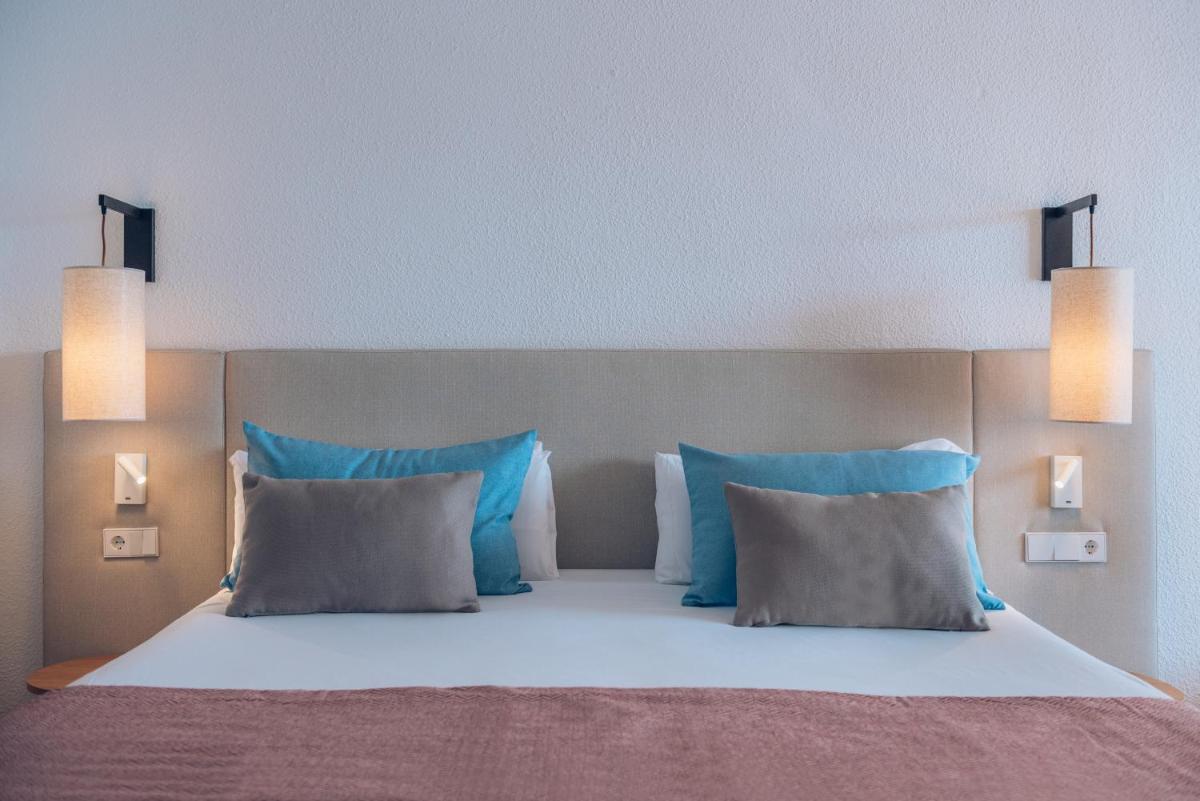 Cama o camas de una habitación en Iberostar Selection Jardín del Sol Suites - Adults Only