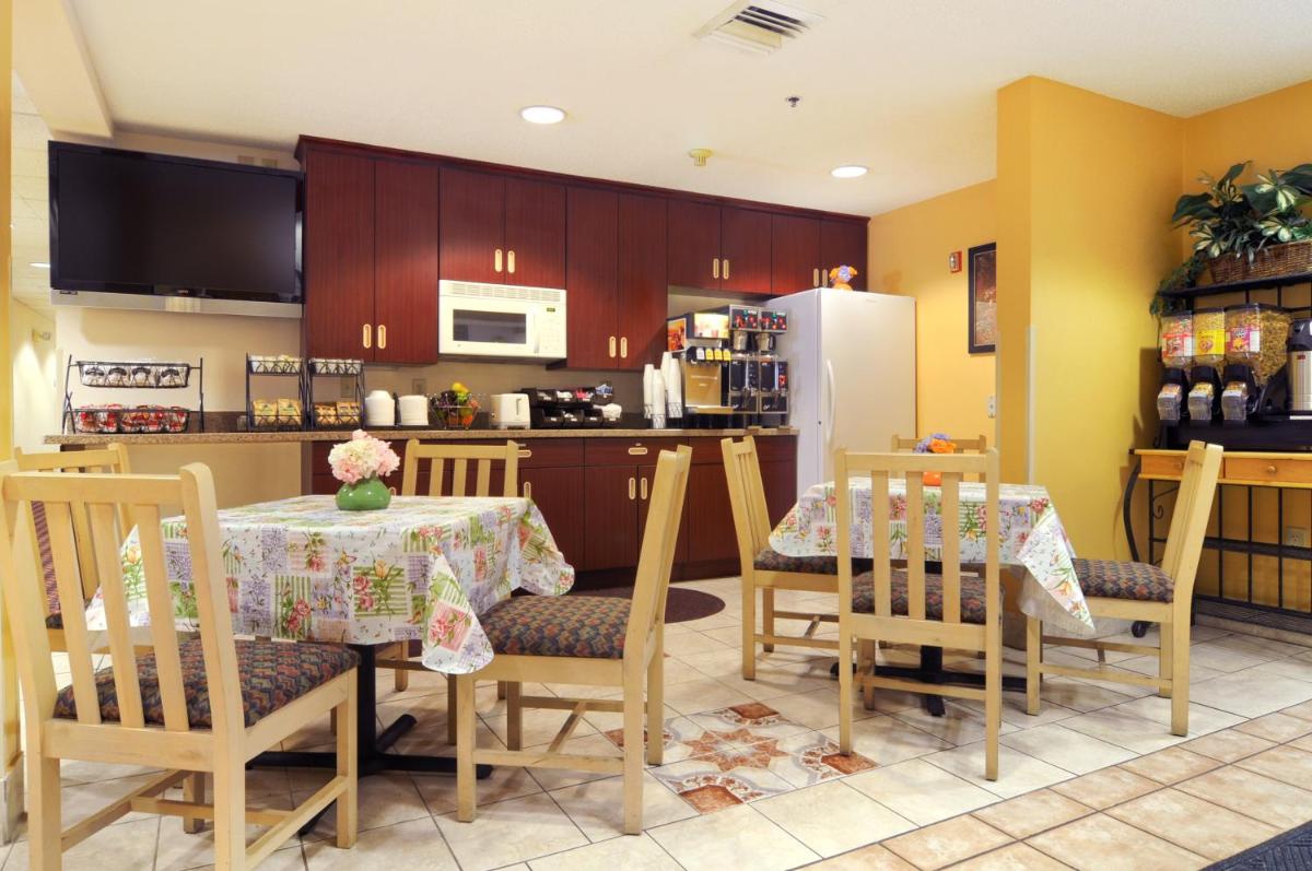 Hometown Inn & Suites Jacksonville Butler Blvd./Southpoint - Housity