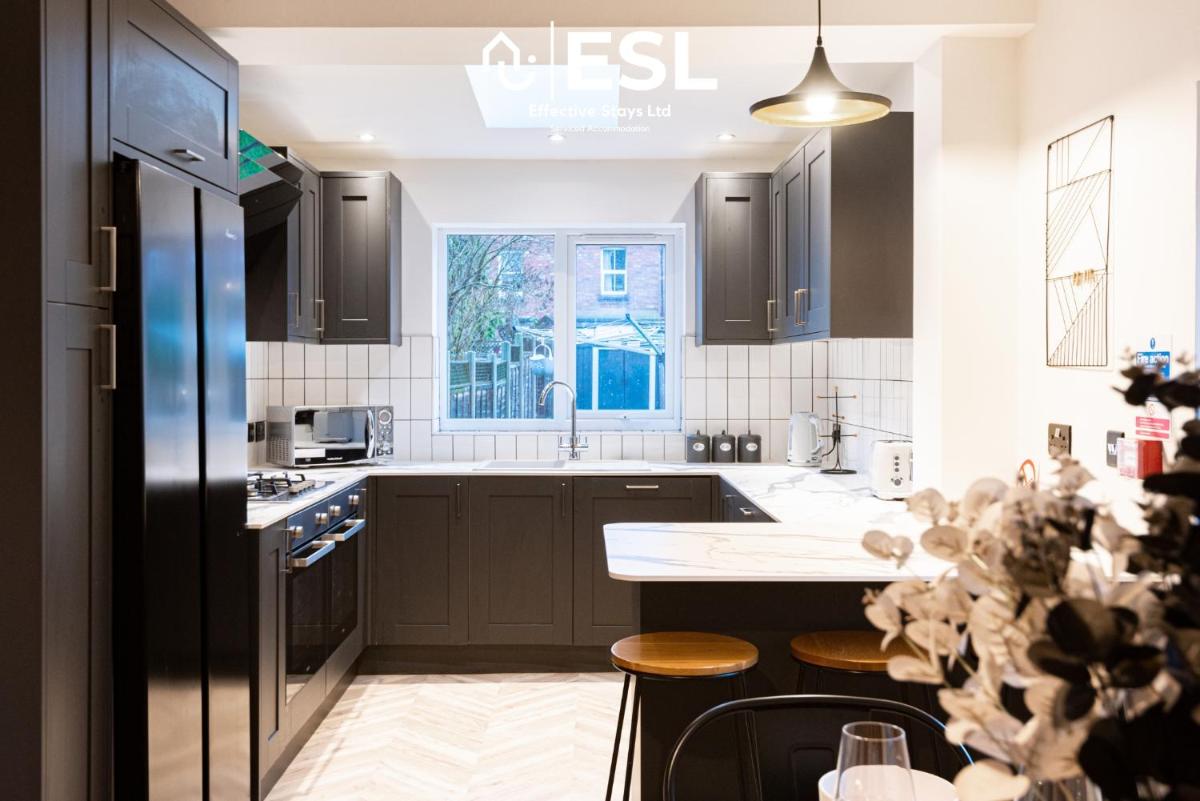 5 Bedroom Victorian Town House - Perfect for Contractors and Family Groups - Housity