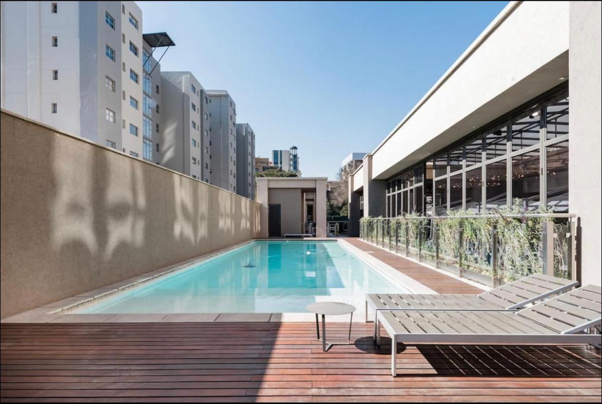Suitetrails - Sandton Skye Executive Suite - With inverter