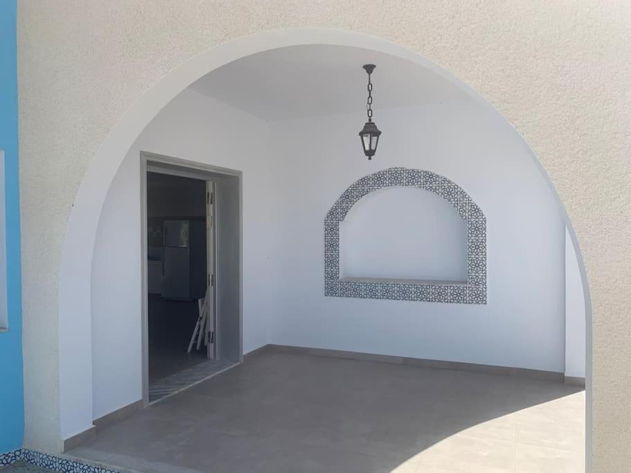 Villa style Romain pied dans l'eau a Kerkennah - Housity