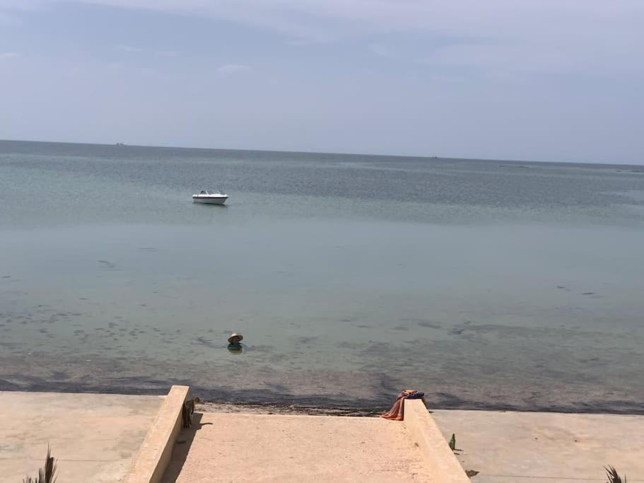 Villa style Romain pied dans l'eau a Kerkennah - Housity