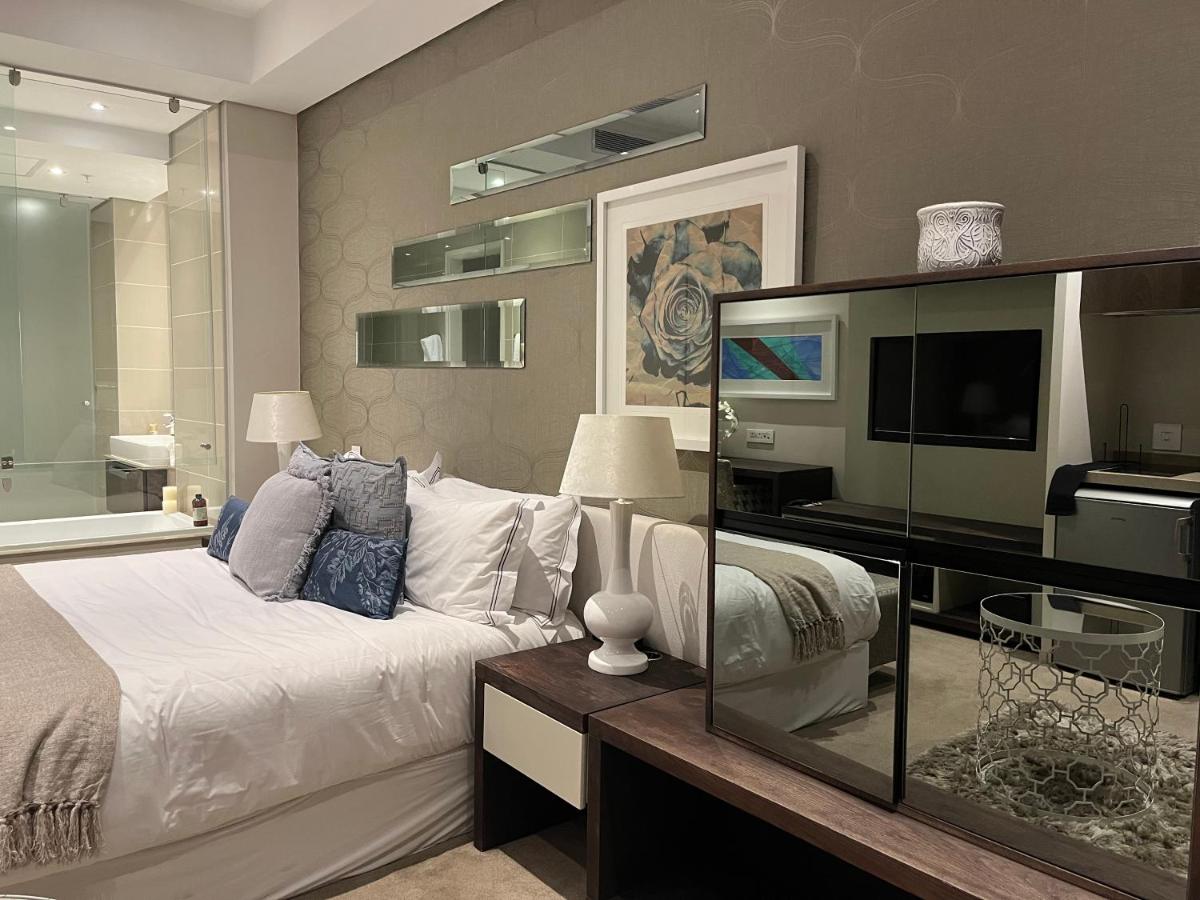 Sandton Skye Executive Suite - With inverter - Housity