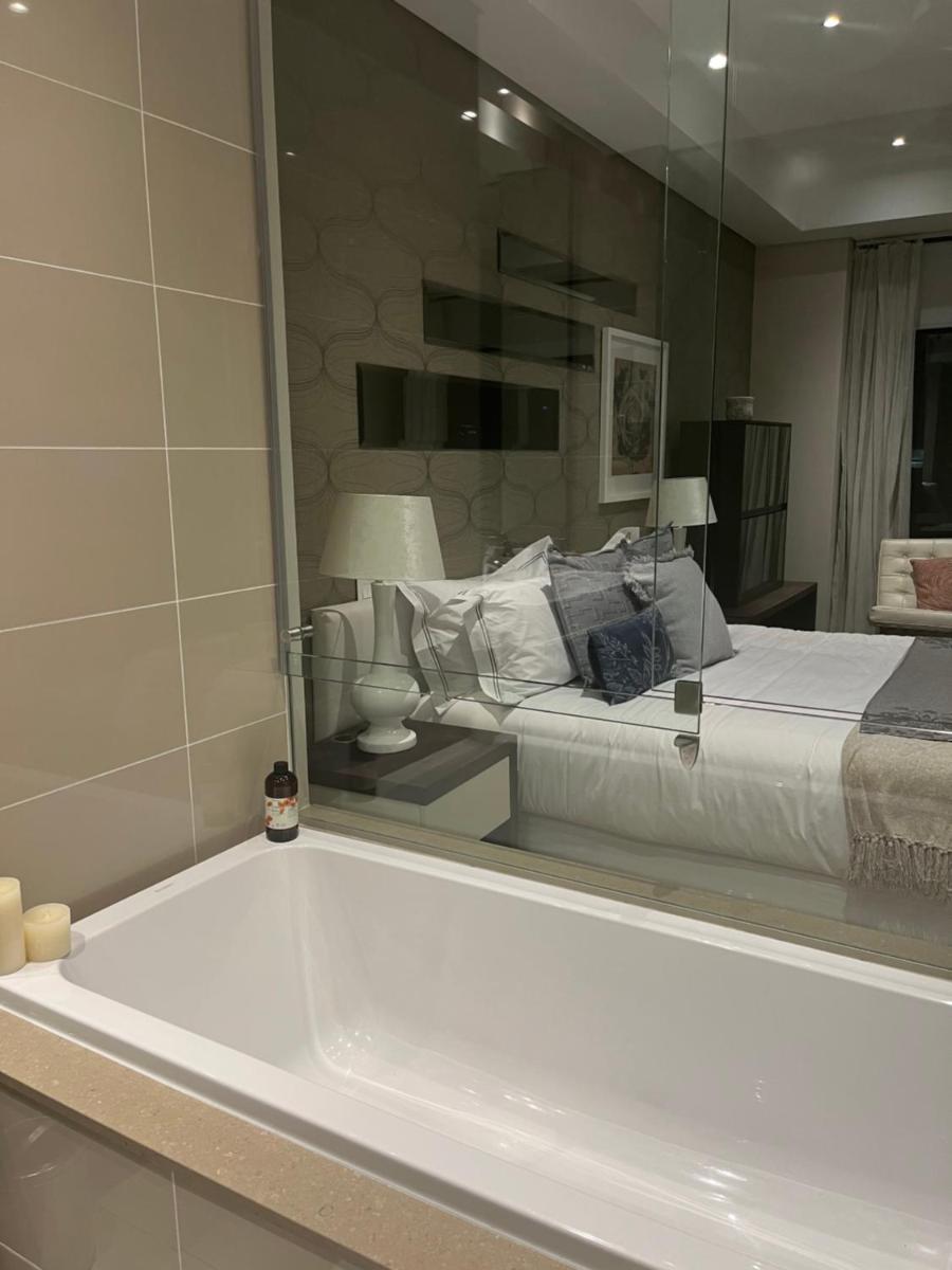 Sandton Skye Executive Suite - With inverter - Housity
