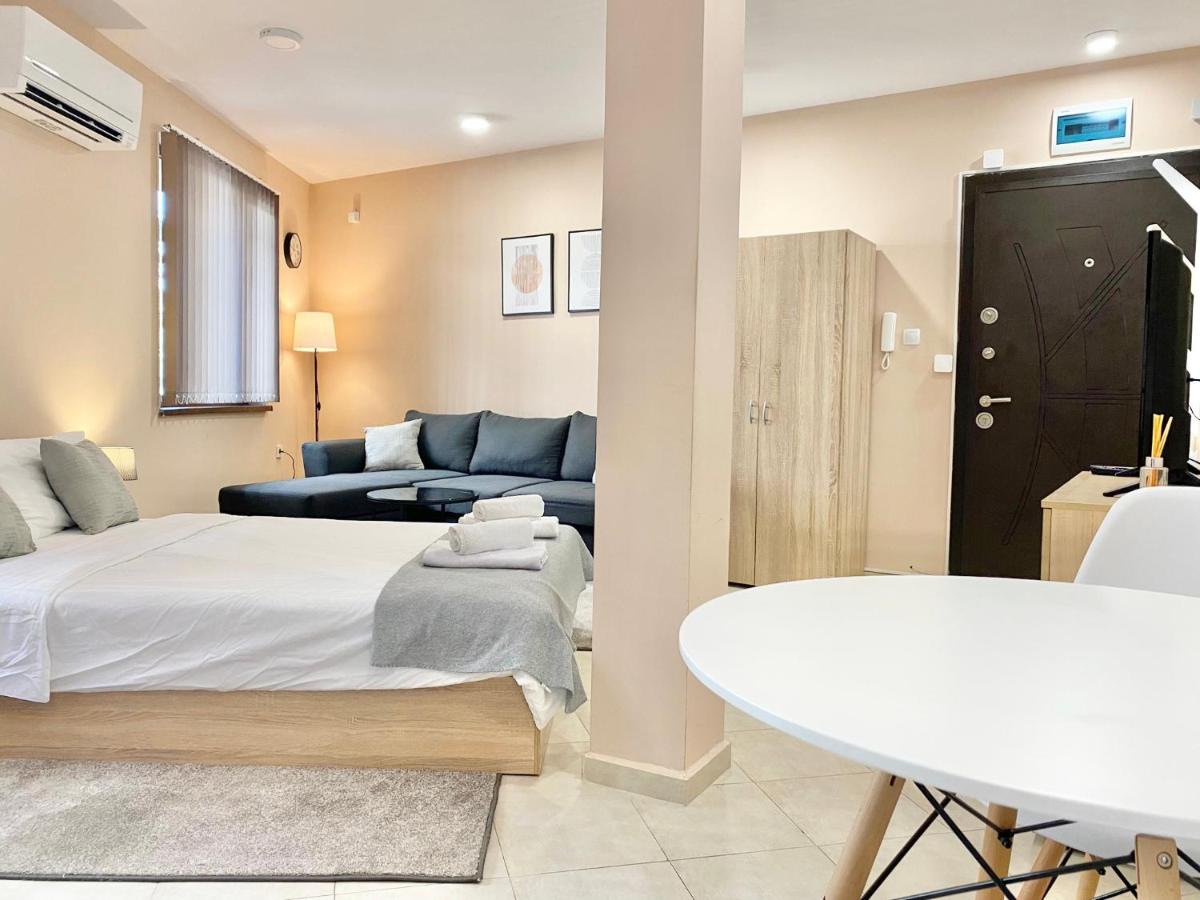 Studio for 4 Guests Next to Mall & Free Street Parking - Housity