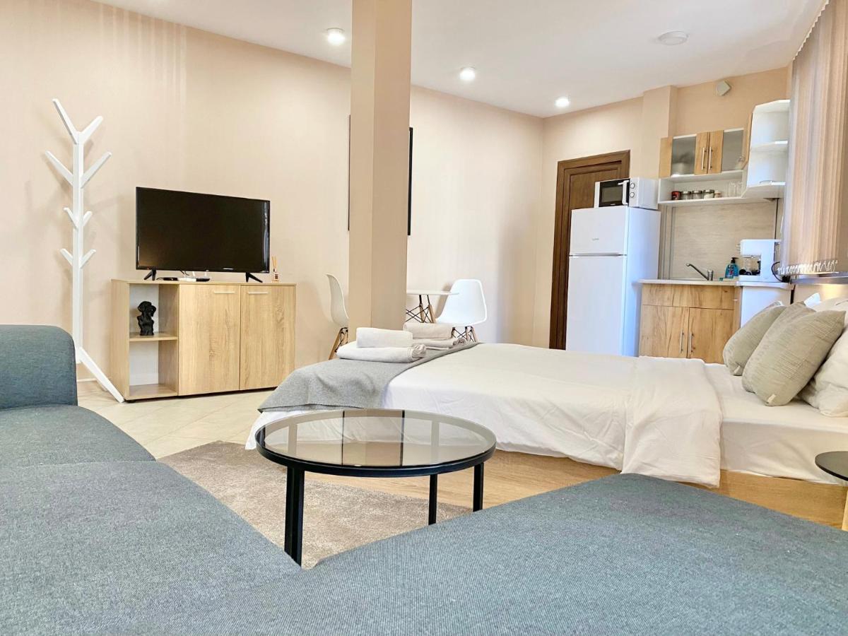 Studio for 4 Guests Next to Mall & Free Street Parking - Housity