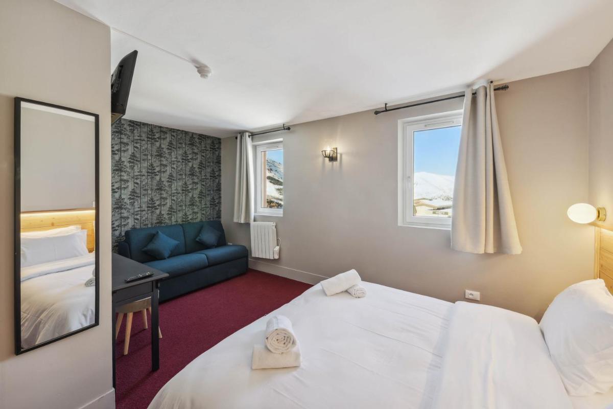 une chambre d'hôtel avec un lit et un canapé dans l'établissement Hotel Turan & Spa, à Les Deux Alpes 39 autres photos