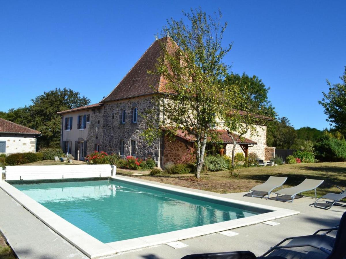 Gîte familial 10 pers. avec piscine, jardin clos et équipements pour handicap, à Esse. - FR-1-653-111 - Housity