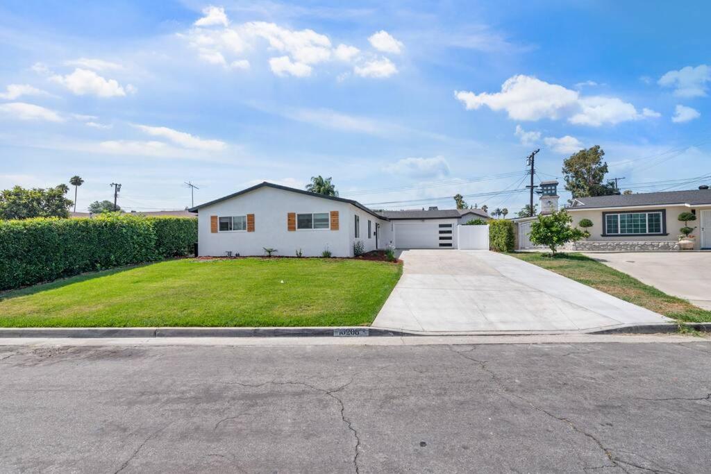 Charming Vacation Rental Home Near Disneyland Park - Housity