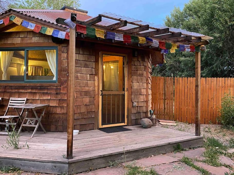 Kale's Romantic and Private Solargon Cottage - Popular & Pet Friendly - Housity