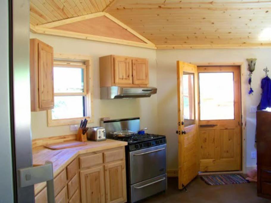 Kale's Romantic and Private Solargon Cottage - Popular & Pet Friendly - Housity