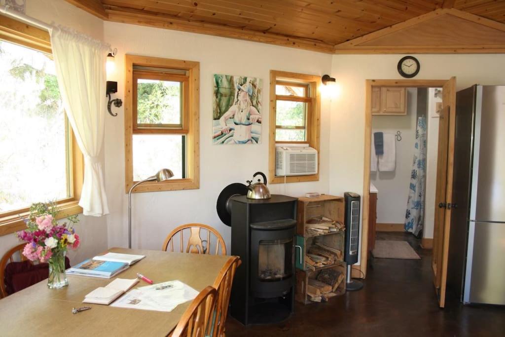 Kale's Romantic and Private Solargon Cottage - Popular & Pet Friendly - Housity