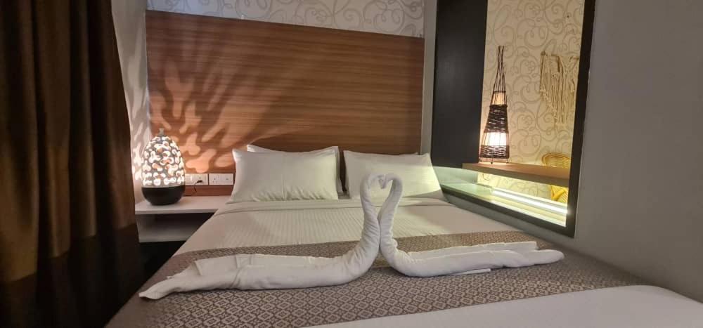 D Elegance Hotel - Housity