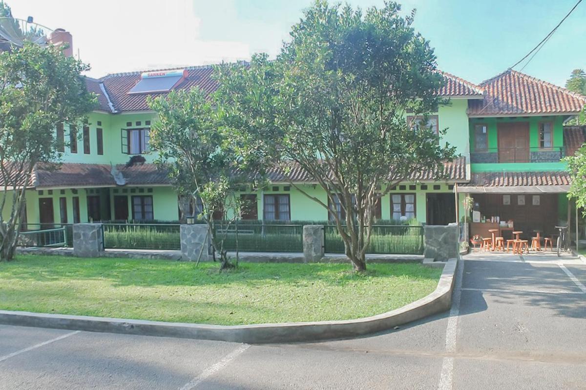 Suitetrails - Urbanview Hotel Syariah Graha Atmadja Lembang by RedDoorz