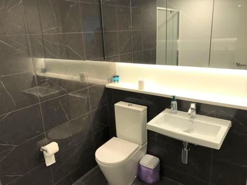 Suitetrails - KozyGuru / Brisbane CBD / 2B Apt / Swimming pool / GYM / SkyTower QBN222-1804