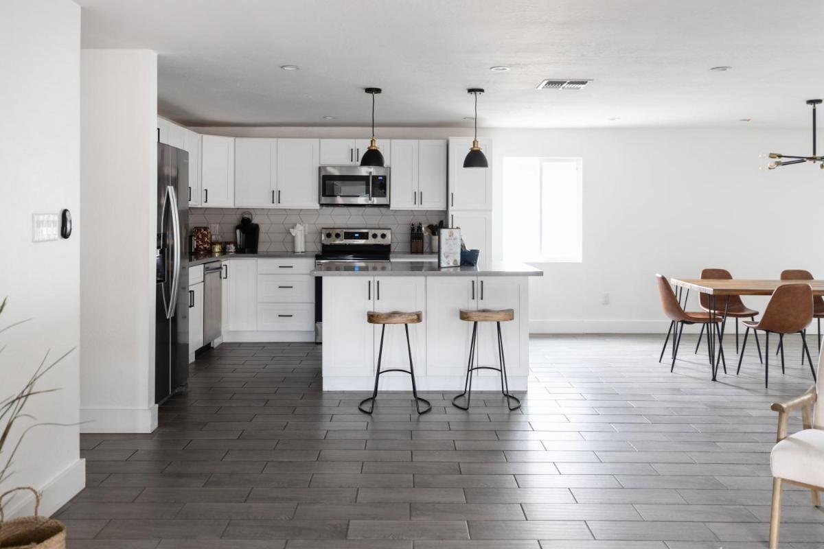 PALOMA - Modern Scottsdale/PHX Home, Private Pool, Firepit - Housity