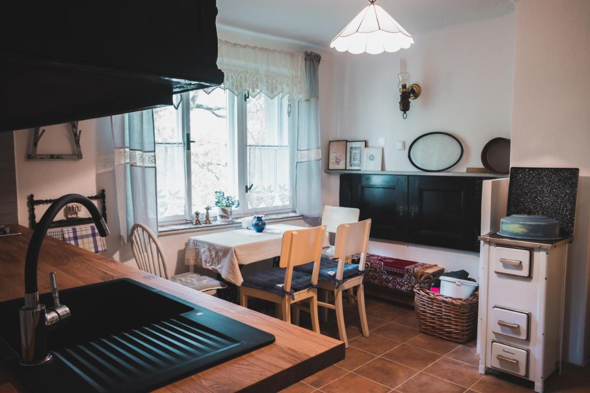 Chaloupka pod skalou - Housity