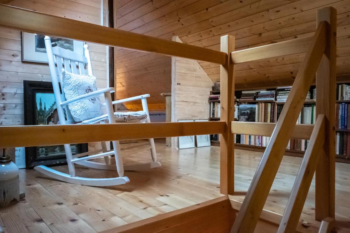 Chaloupka pod skalou - Housity