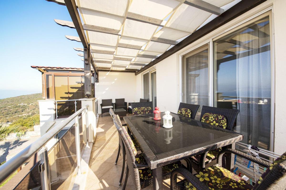 Sleek Flat with Private Beach and View in Milas - Housity