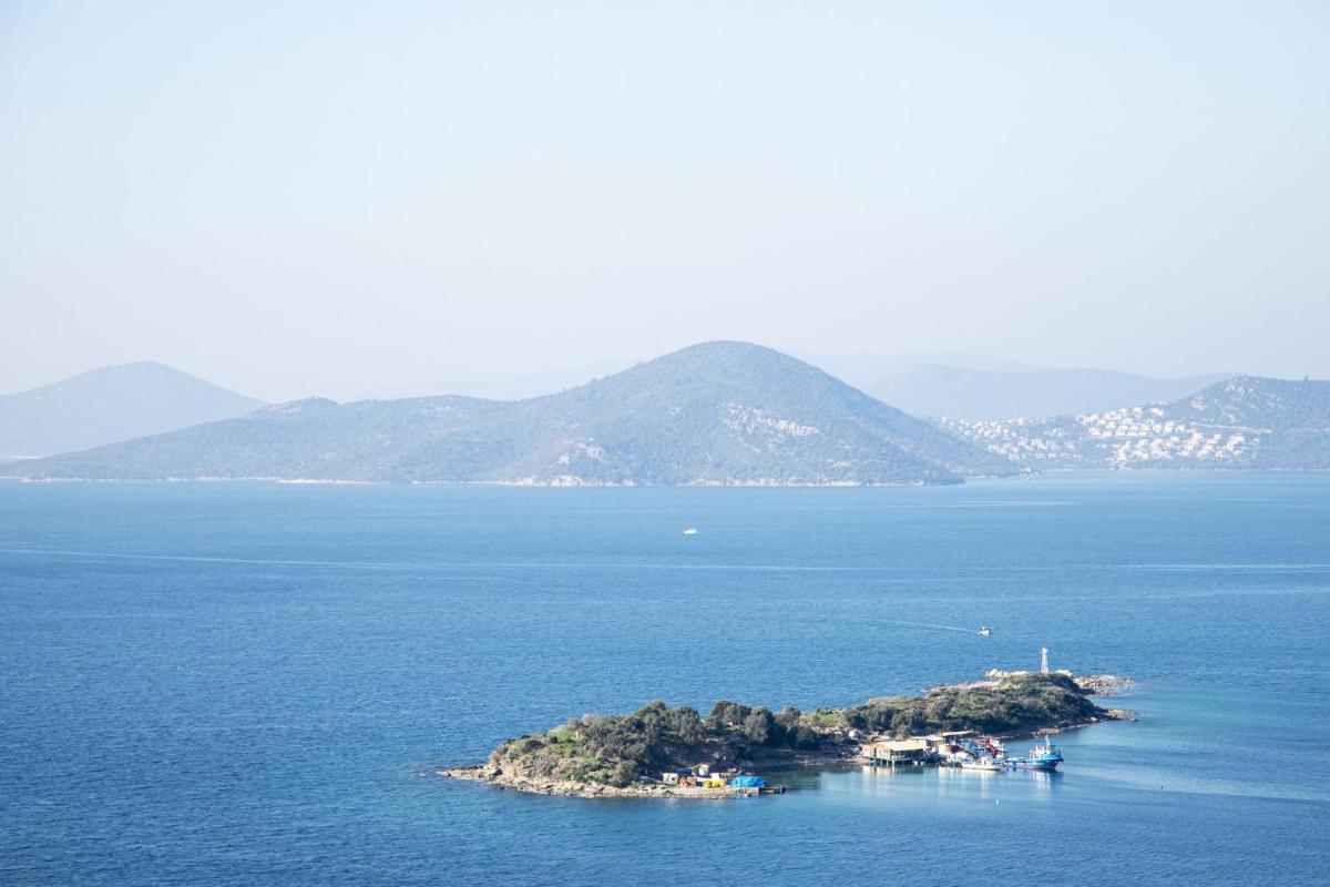 Sleek Flat with Private Beach and View in Milas - Housity