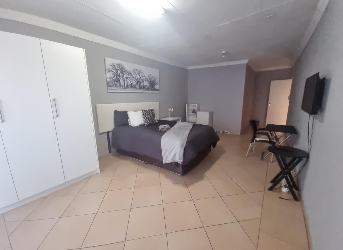 Suitetrails - Stay at Home Airport Lodge