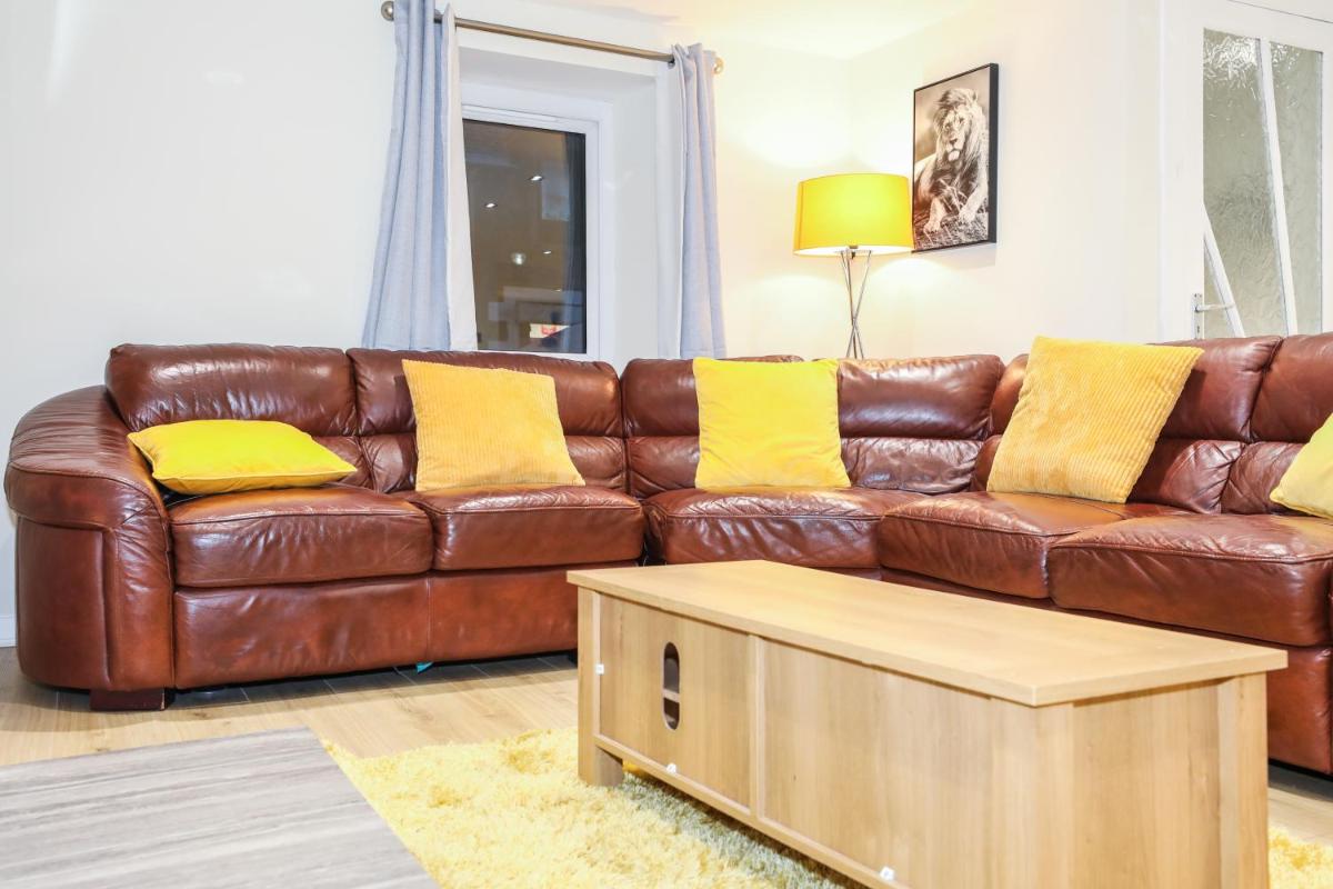 mySTAYINN Tomnahurich 3 Bedroom House - Housity