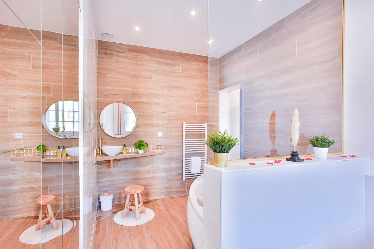 Escapade en Amoureux T2 luxueux, Love Room avec balnéo, 60m gare - hypercentre - La Porte Bleue 4 - Housity