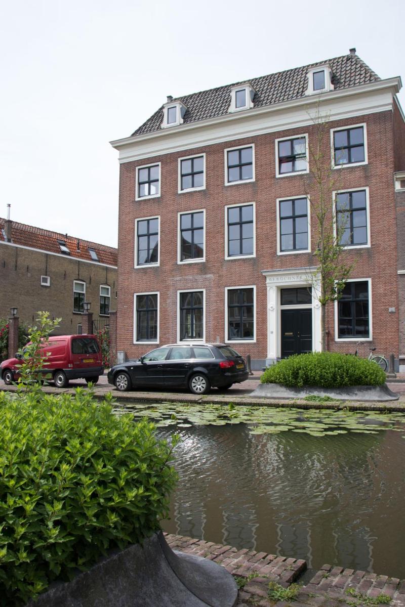 Canal House in Historic City Center Gouda - Housity