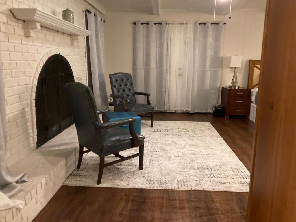 Large Southern Home with Swimming Pool, 5 king bed - Housity