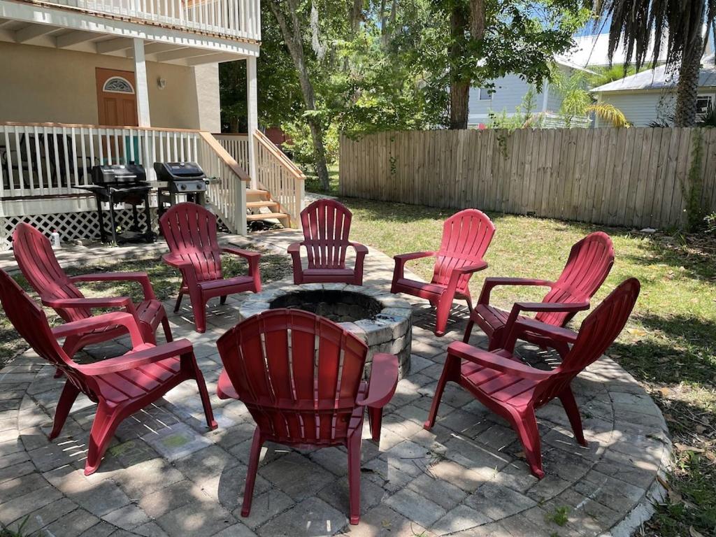 Spacious renovated 4br downtown home w firepit sleeps 8+ - Housity