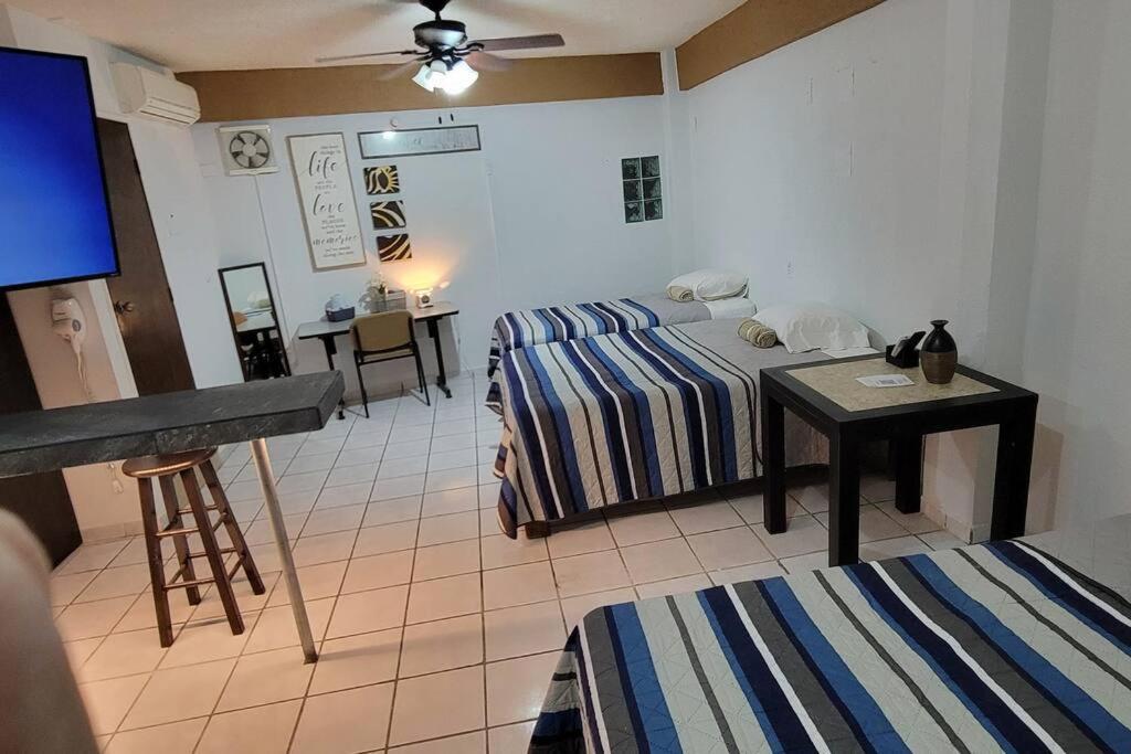 Habitacion tipo hotel centrico 3 camas, cocina,WIFI E - Housity