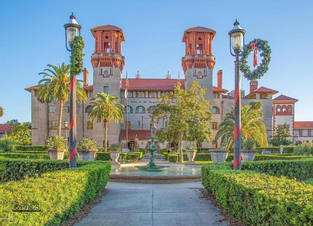Luxurious indoor/outdoor Family Paradise in downtown St Augustine - Housity