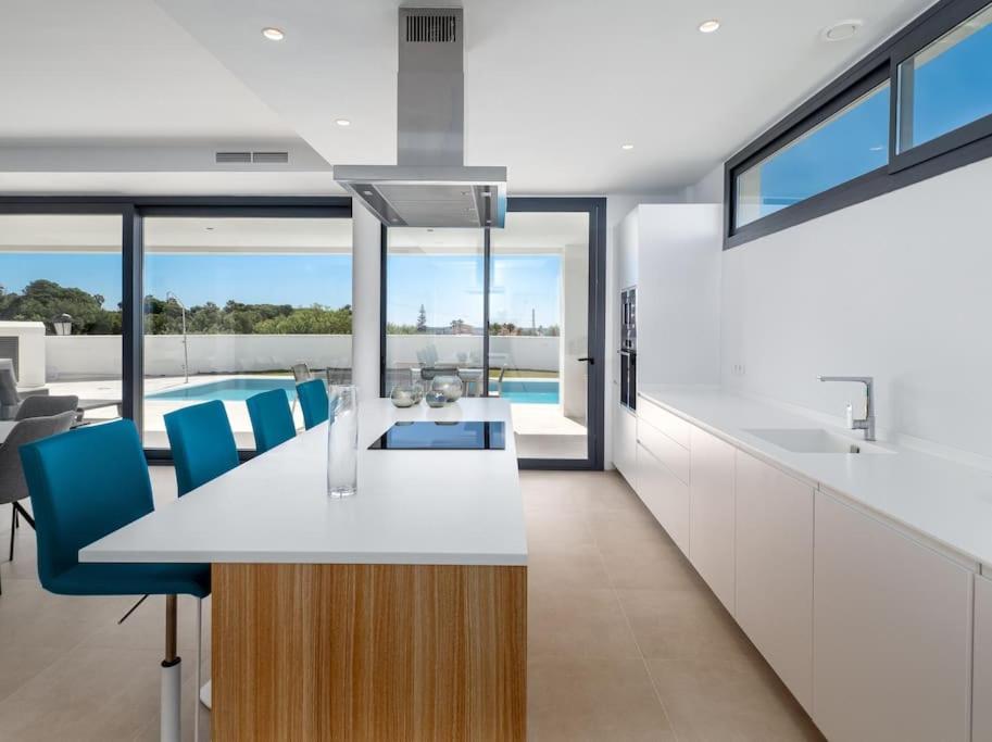 Modern villa walking distance from the beach - Housity