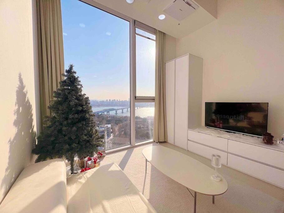 High Floor Hangang View #Openingpromotion #Turntable #TV #Hotelbedding Duplex - Housity